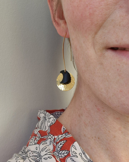 Boucles d’oreille longues or et noir lune