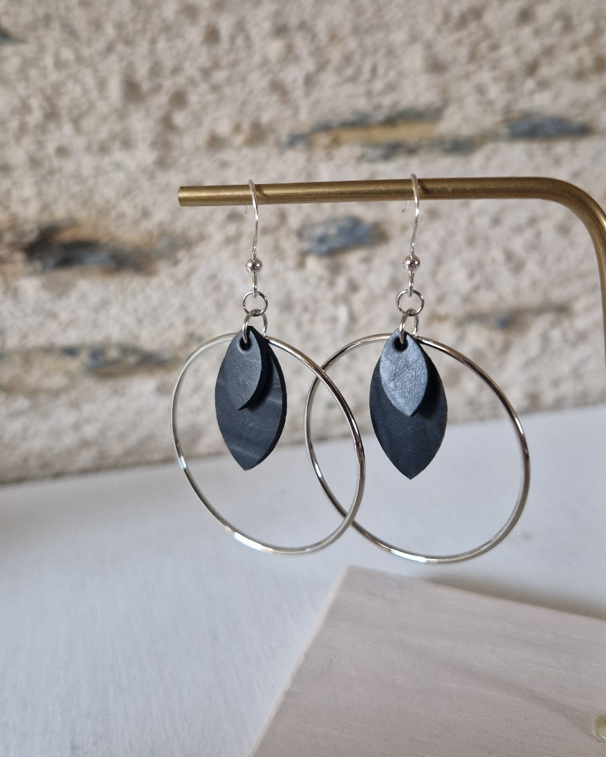 Boucles d’oreille noir et argent en chambre à air valorisée