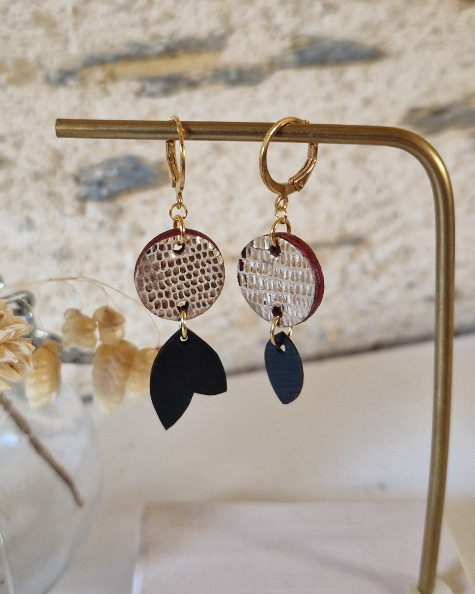 Boucles d’oreille or et noir asymétriques
