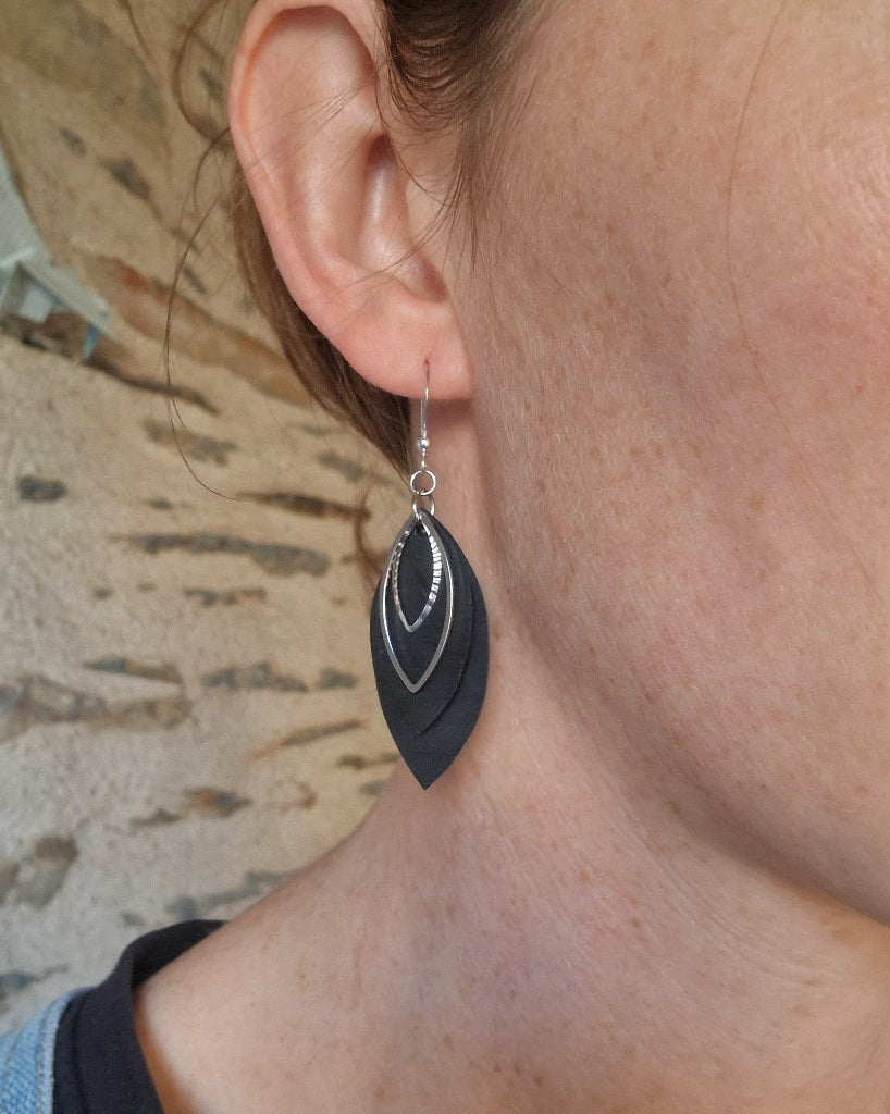 Boucles d'oreille pétales noir et or légères / Dopo