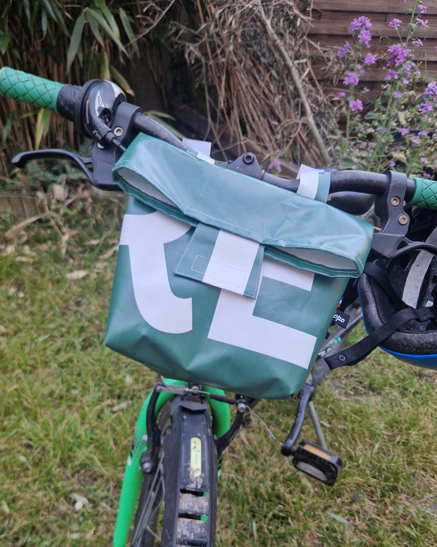 Pochette à vélo en bâche upcyclée vert