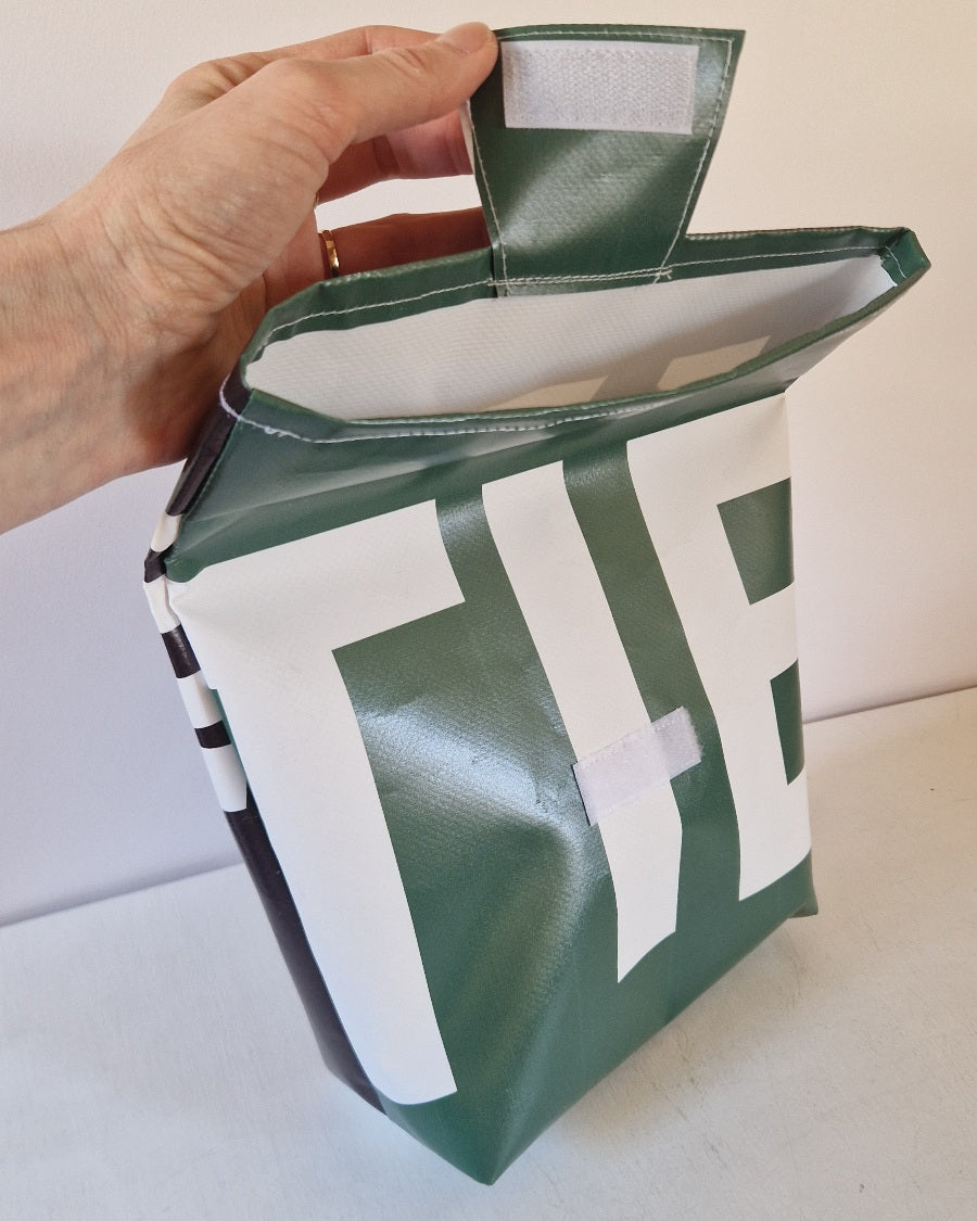 Pochette à vélo en bâche upcyclée vert et noir