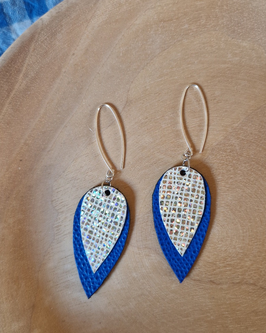 Boucles d'oreille longues pétales bleu et miroir