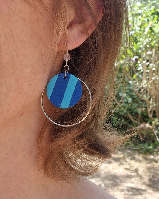 Grandes boucles d’oreille rayées bleu