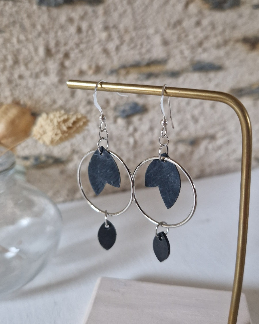 Boucles d’oreille pendantes noir et argent en chambre à air valorisée