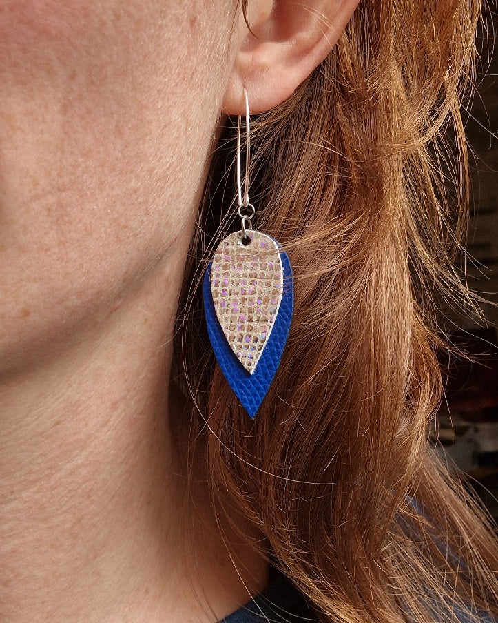 Boucles d'oreille longues pétales bleu et miroir