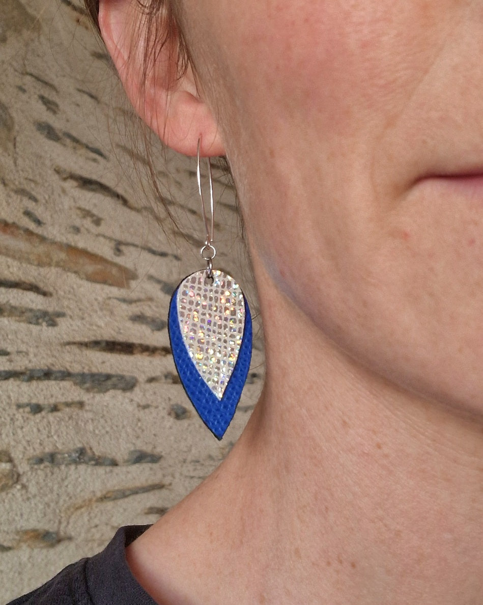 Boucles d'oreille longues pétales bleu et miroir