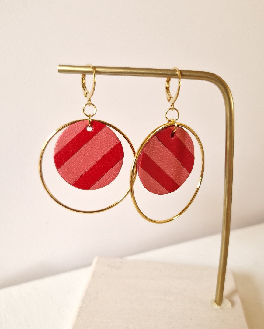Grandes boucles d’oreille rayées rose et rouge