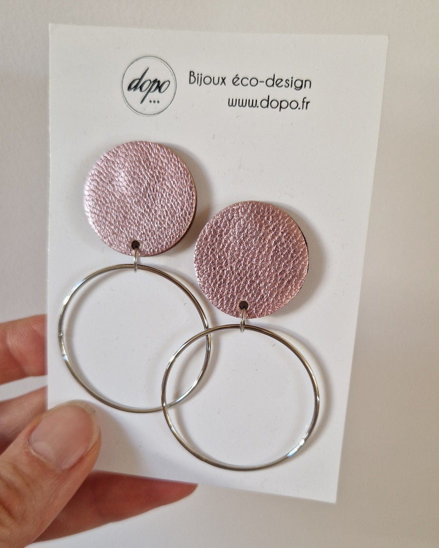 Boucles d’oreille puces en cuir rose