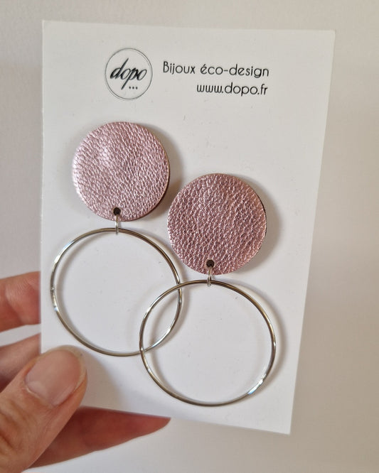 Boucles d’oreille puces en cuir rose