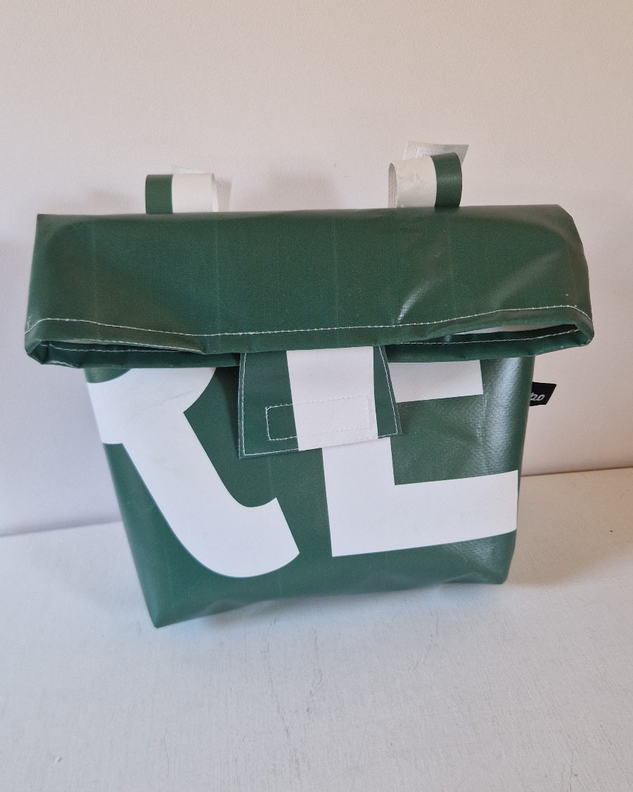 Pochette à vélo en bâche upcyclée vert