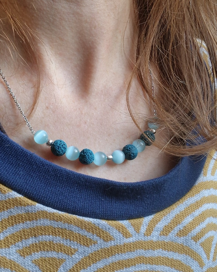 Collier de perles bleu et argent