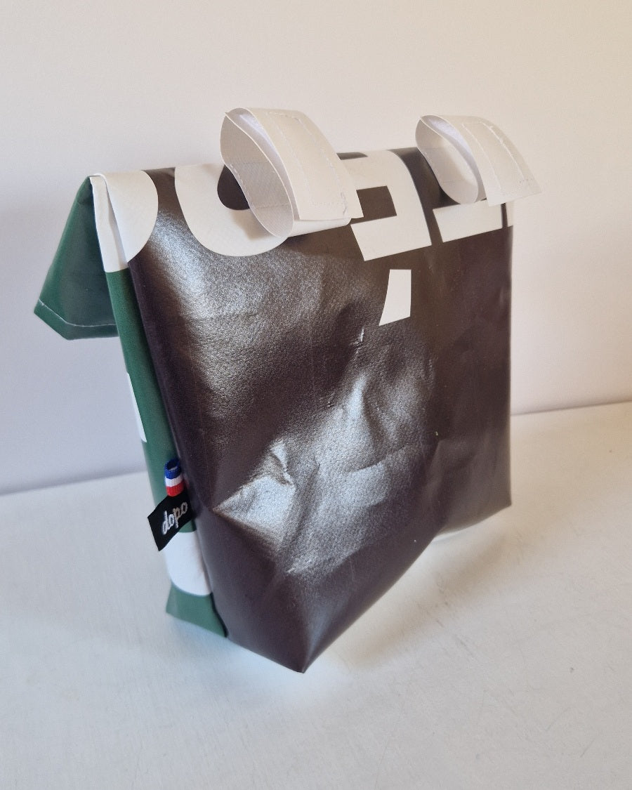 Pochette à vélo en bâche upcyclée vert et noir
