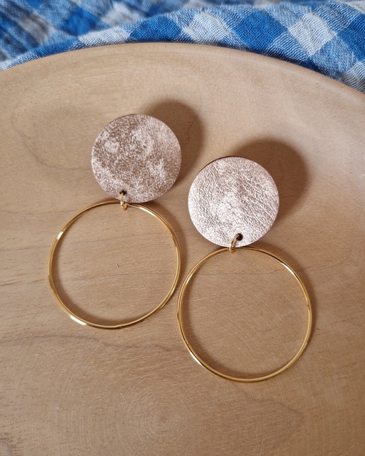 Boucles d’oreille puces en cuir doré rosé