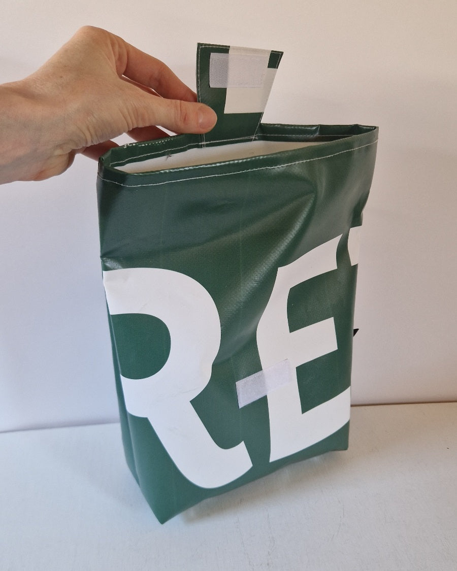 Pochette à vélo en bâche upcyclée vert