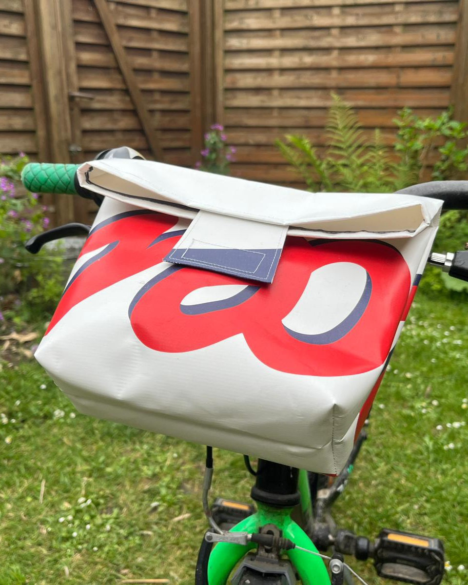 Pochette à vélo en bâche upcyclée blanche et rouge