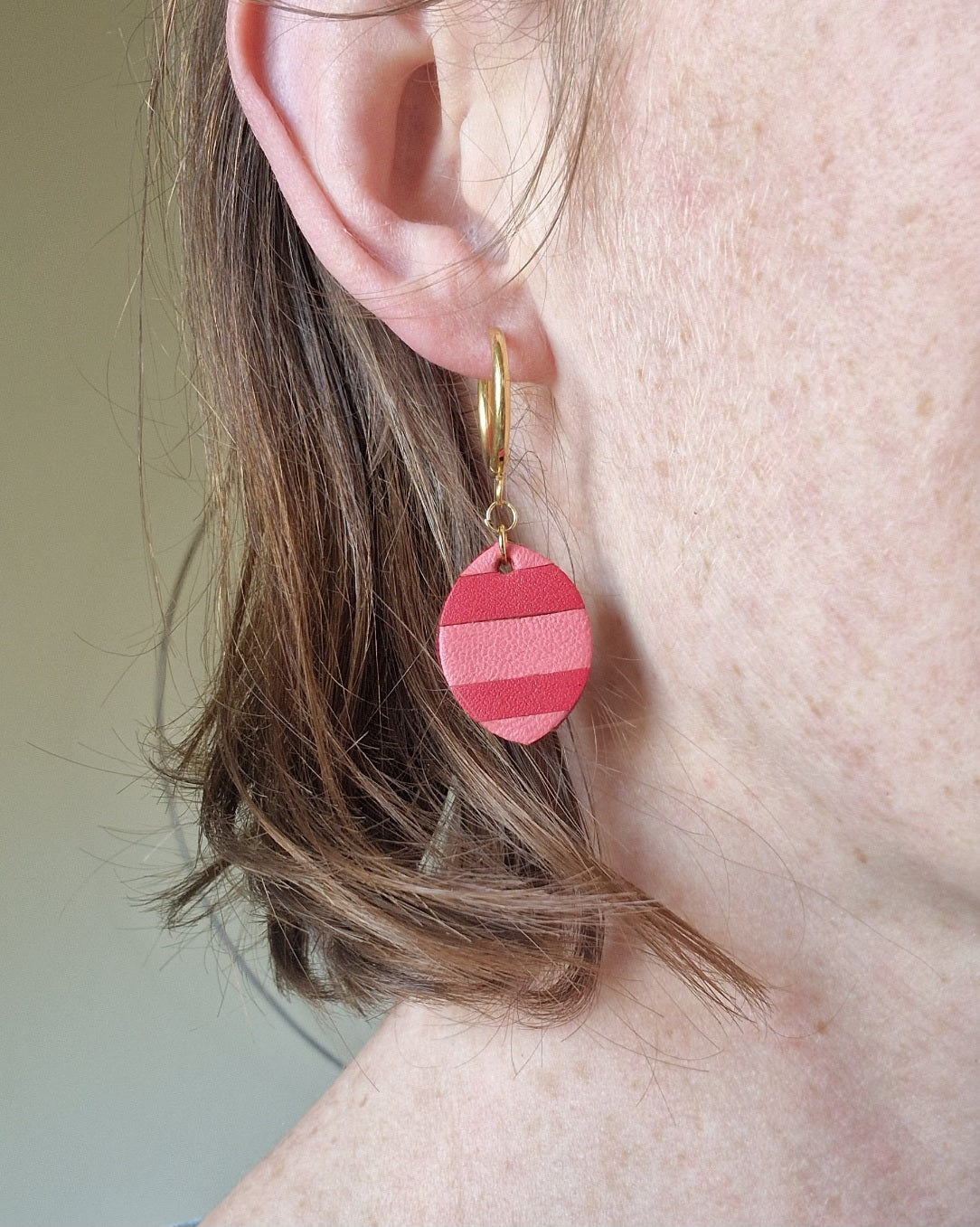Boucles d’oreille rayées rose et rouge créoles or