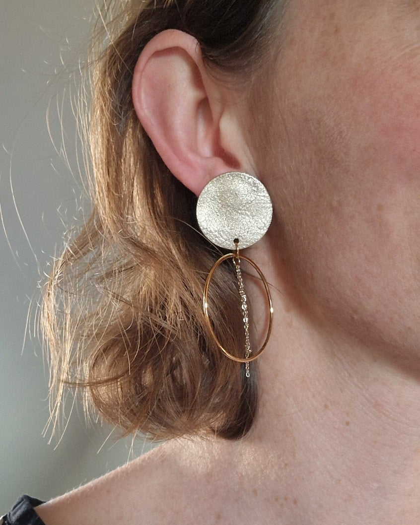 Boucles d’oreille puces en cuir doré