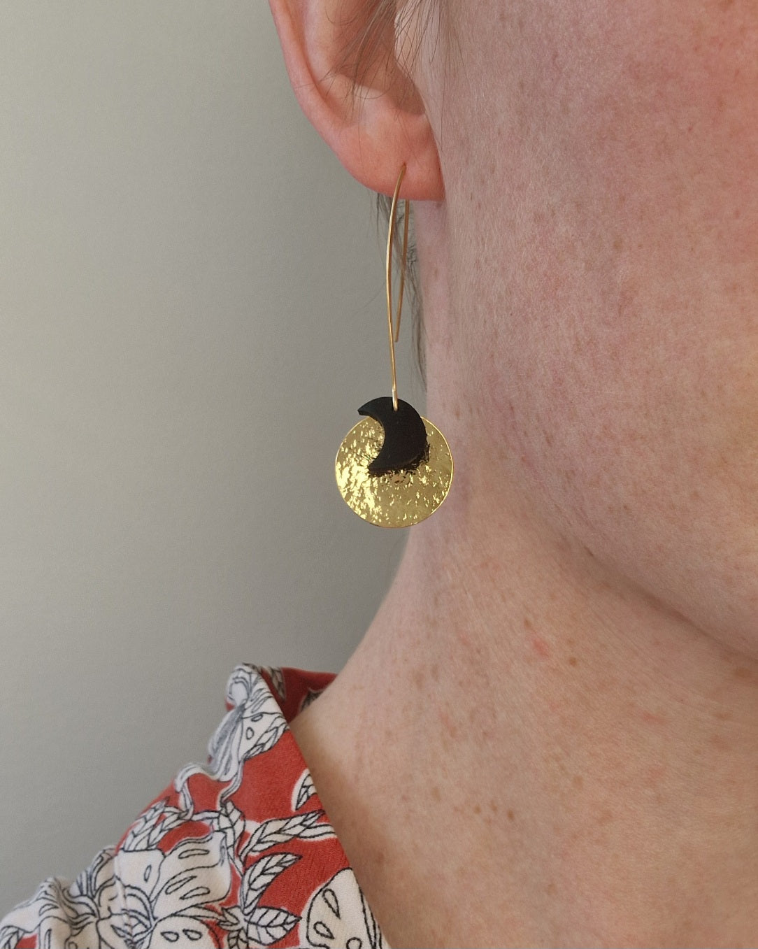 Boucles d’oreille longues or et noir lune