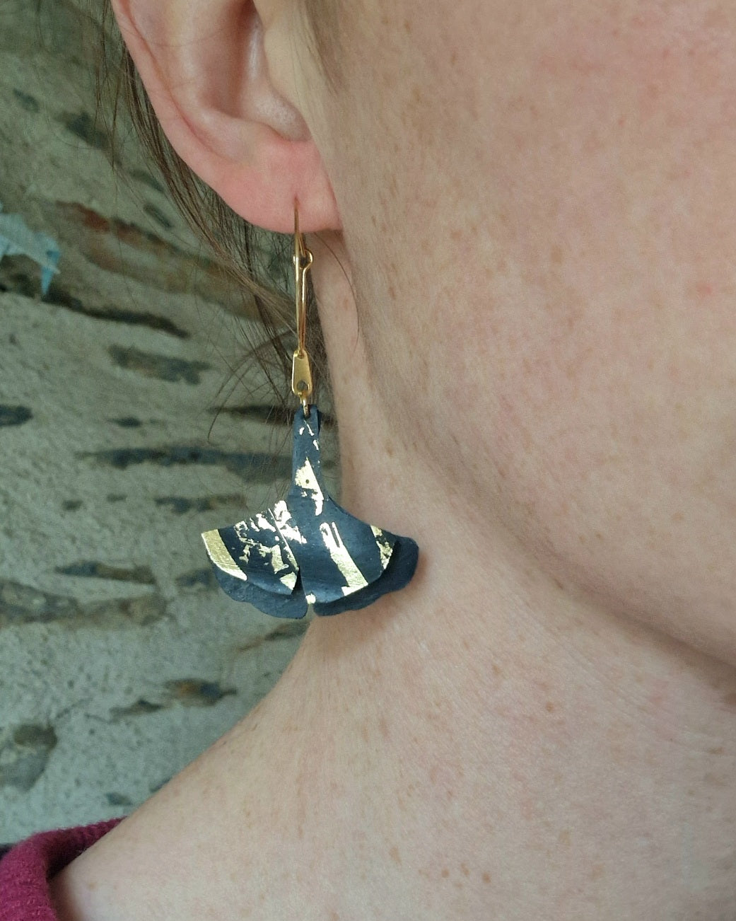 Boucles d'oreille feuilles de gingko biloba noir et or marbré