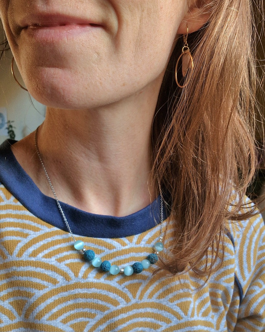 Collier de perles bleu et argent