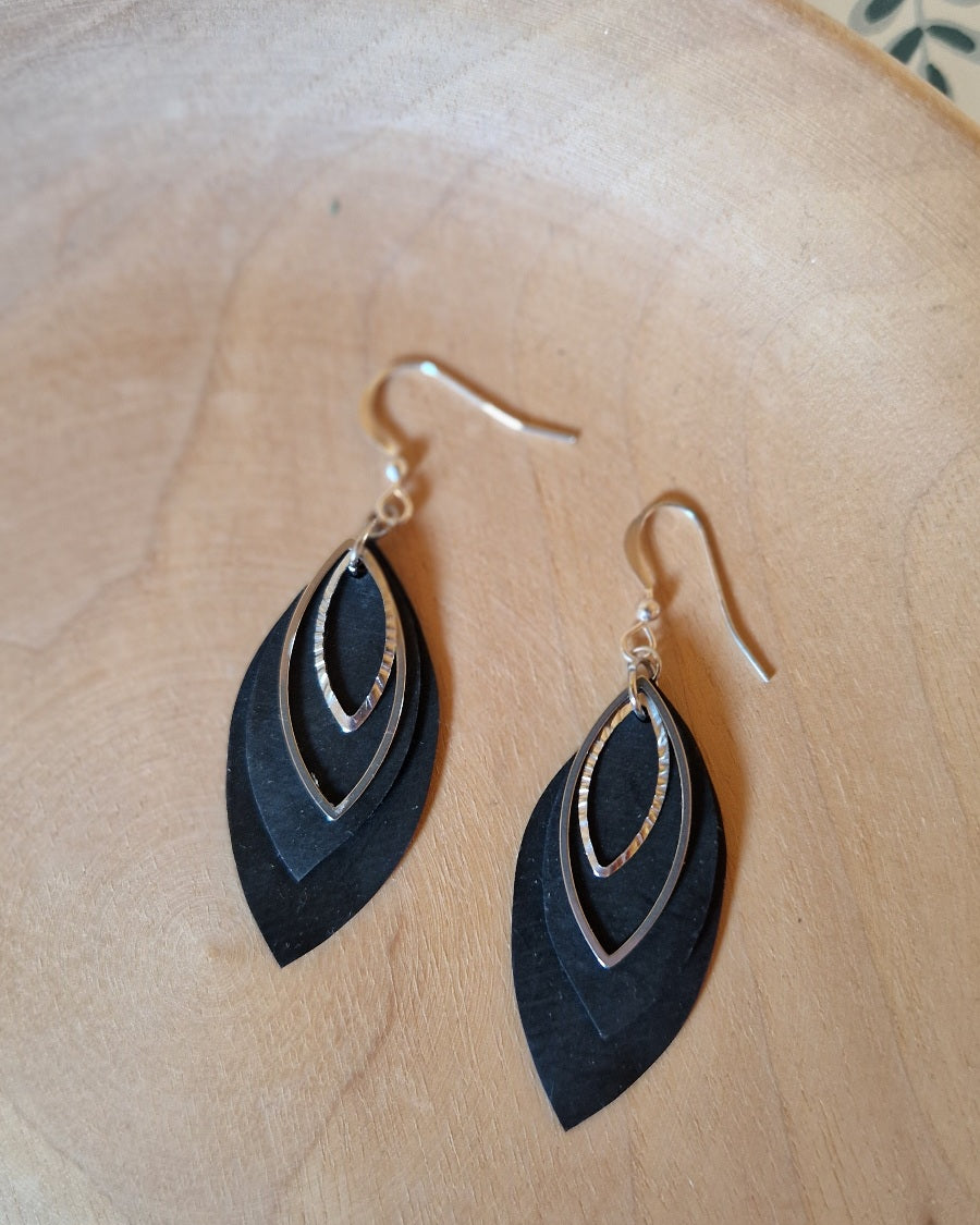 Boucles d'oreille pétales noir et or légères / Dopo