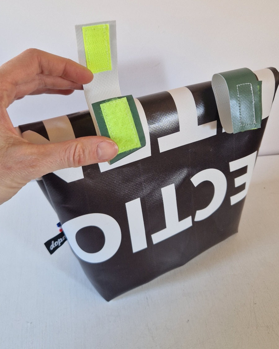 Pochette à vélo en bâche upcyclée noire