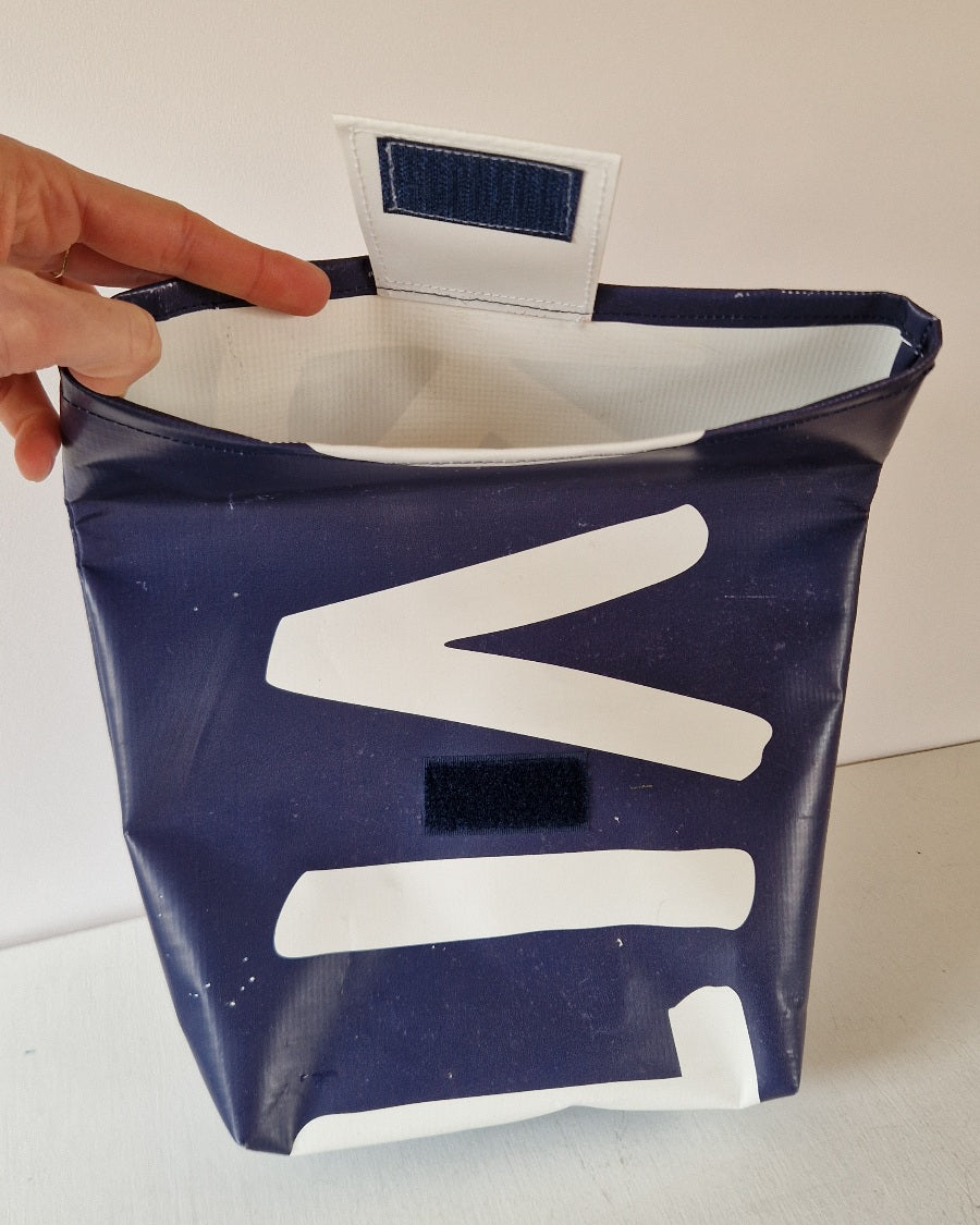 Pochette à vélo en bâche upcyclée marine
