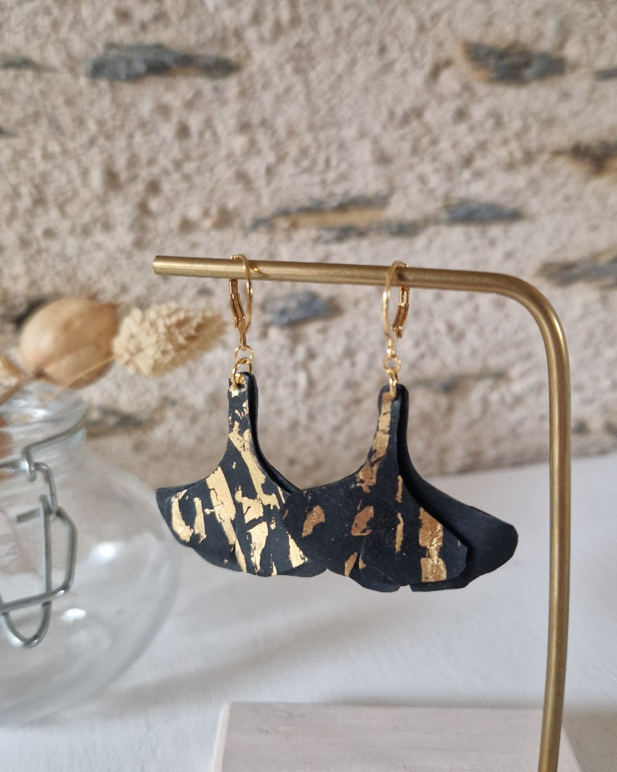 Boucles d'oreille feuilles de gingko biloba noir et or marbré
