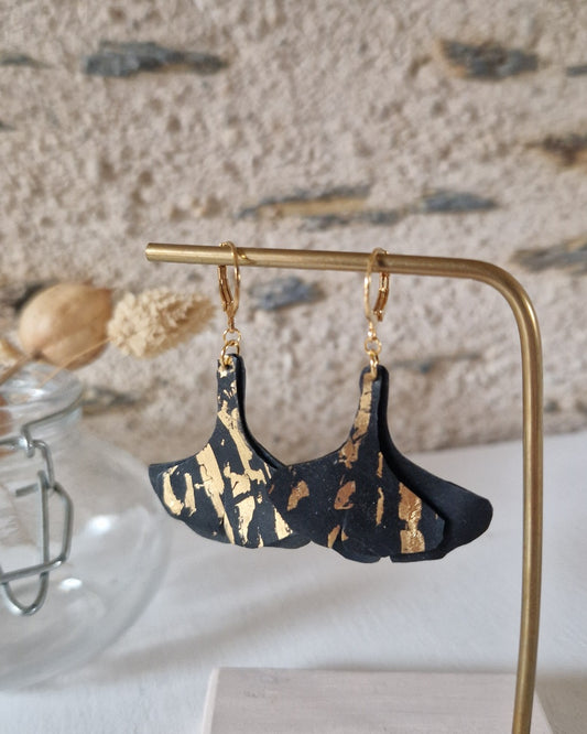 Boucles d'oreille feuolles de gingko biloba noir et or marbré