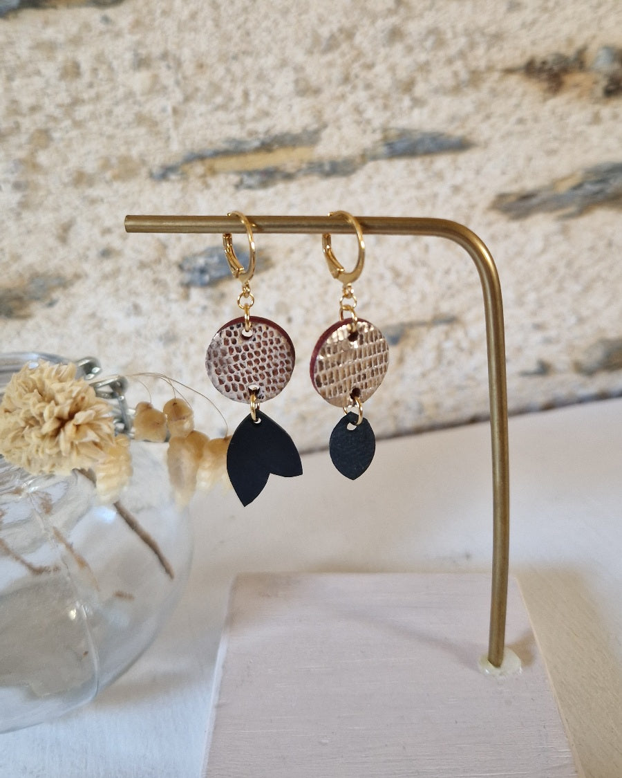 Boucles d’oreille or et noir asymétriques