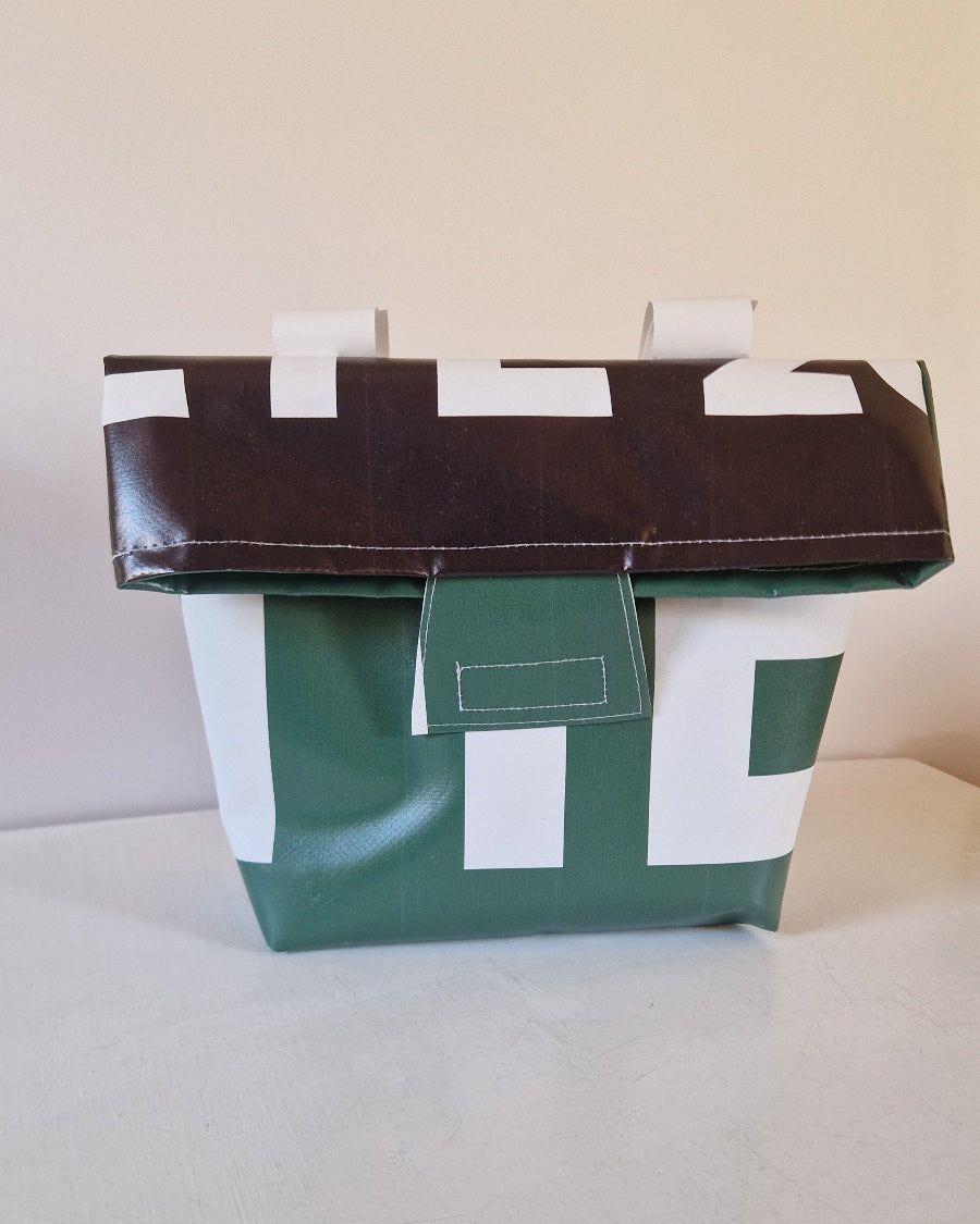 Pochette à vélo en bâche upcyclée vert et noir