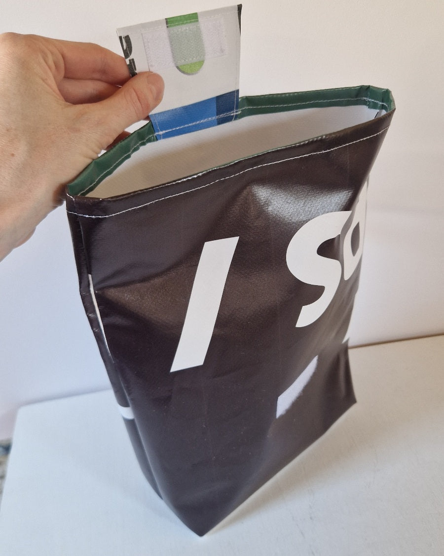 Pochette à vélo en bâche upcyclée noire