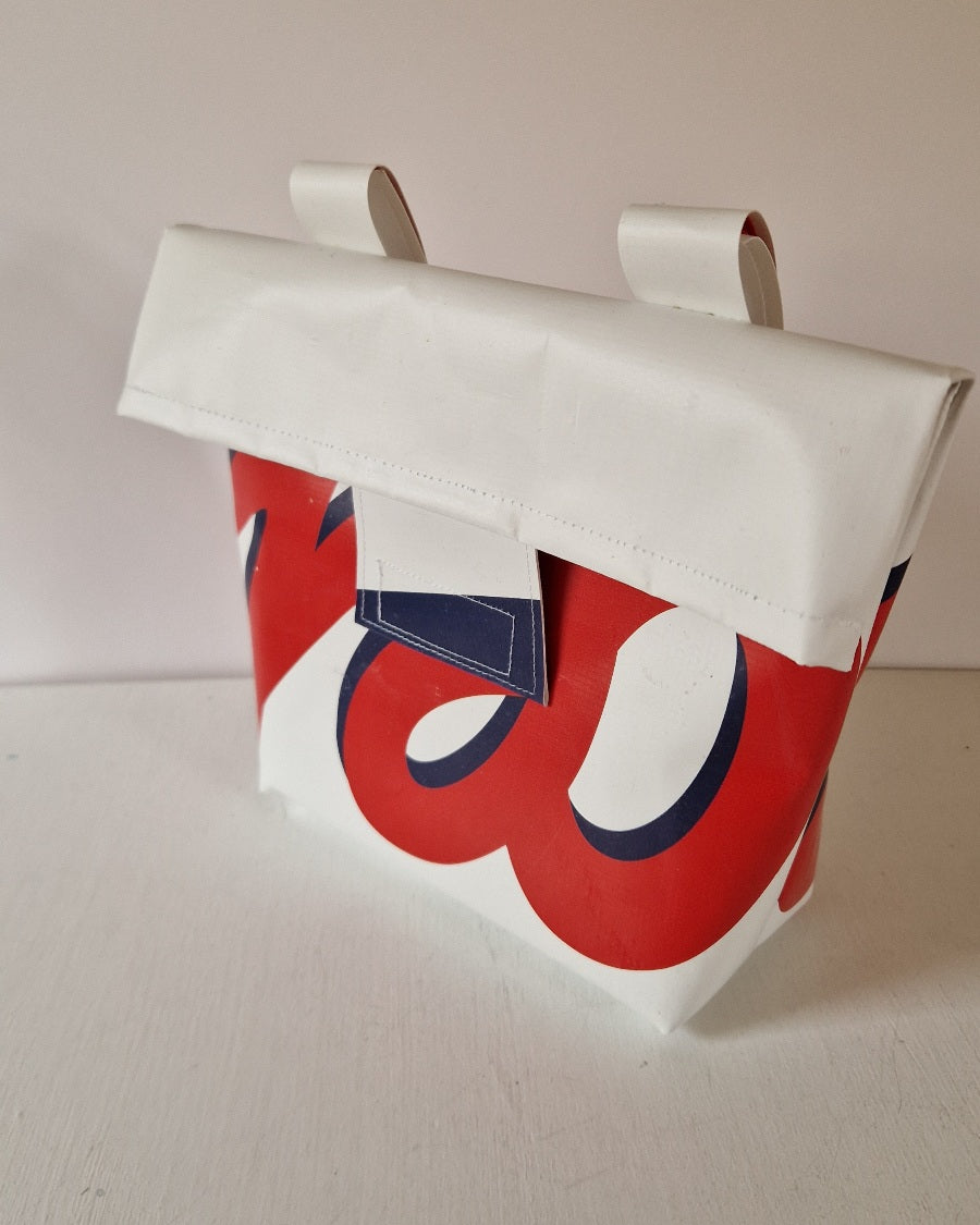 Pochette à vélo en bâche upcyclée blanche et rouge