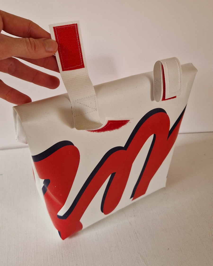 Pochette à vélo en bâche upcyclée blanche et rouge