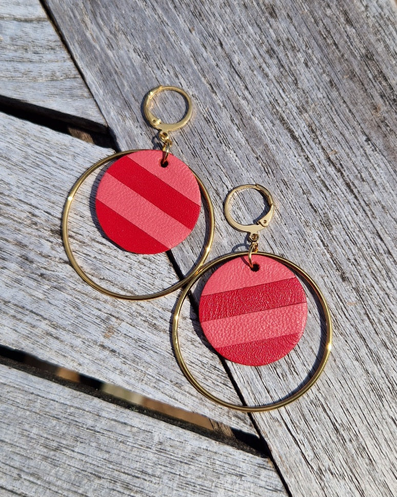 Grandes boucles d’oreille rayées rose et rouge