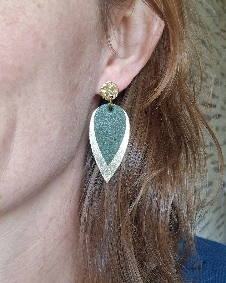 Boucles d'oreille puces vert et or pétales