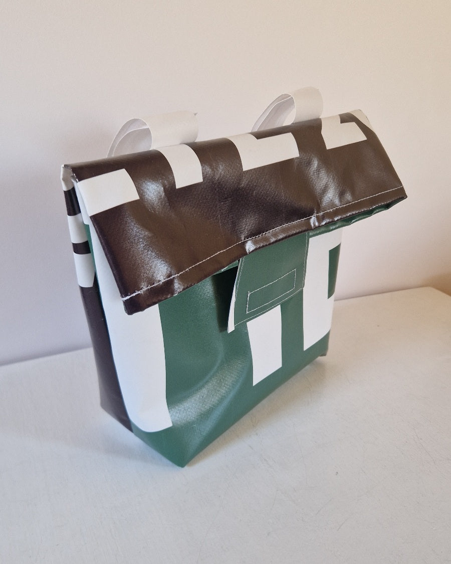 Pochette à vélo en bâche upcyclée vert et noir