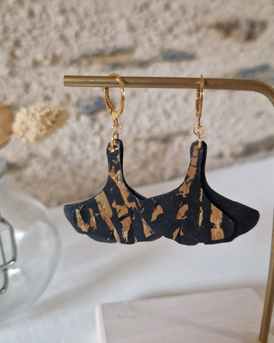 Boucles d'oreille feuilles de gingko biloba noir et or marbré