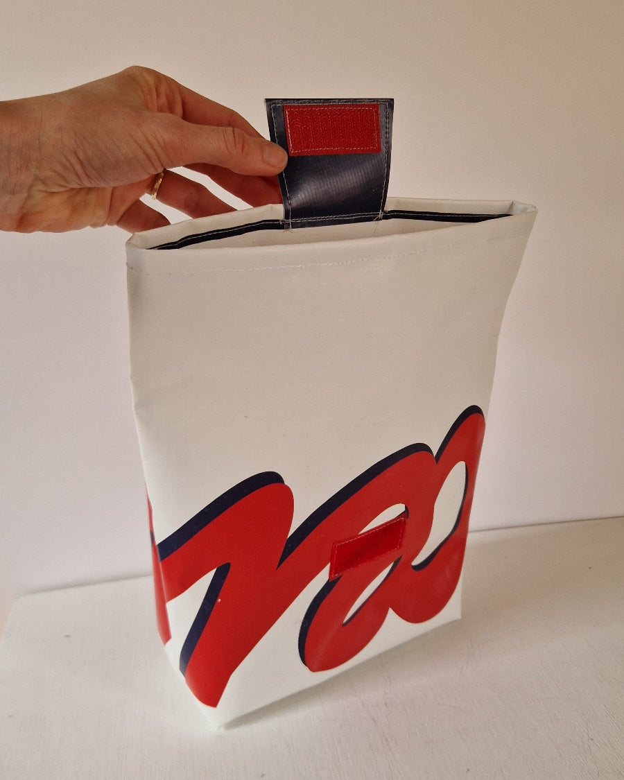 Pochette à vélo en bâche upcyclée blanche et rouge
