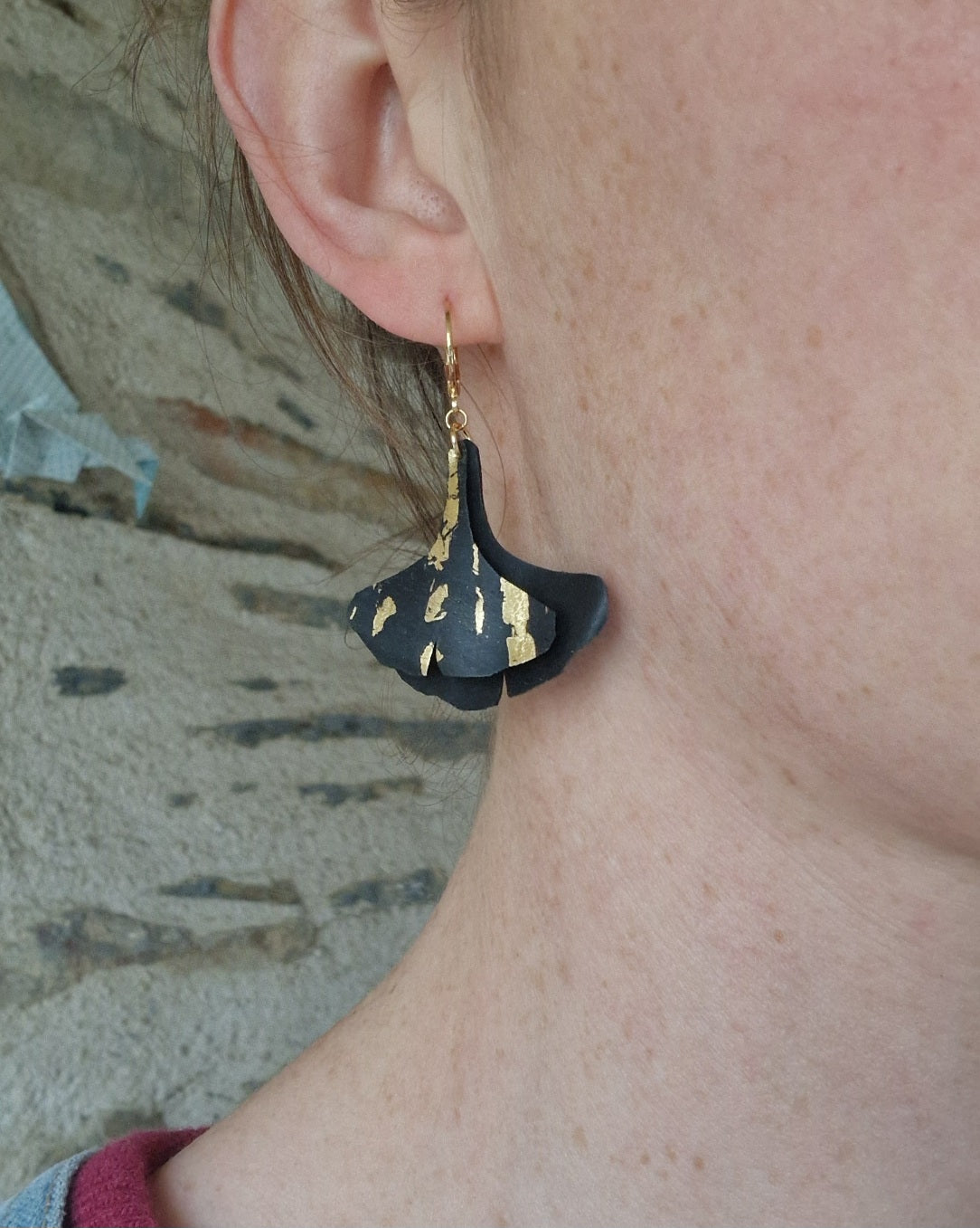 Boucles d'oreille feuilles de gingko biloba noir et or marbré