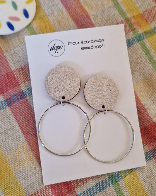 Boucles d’oreille puces en cuir nacre