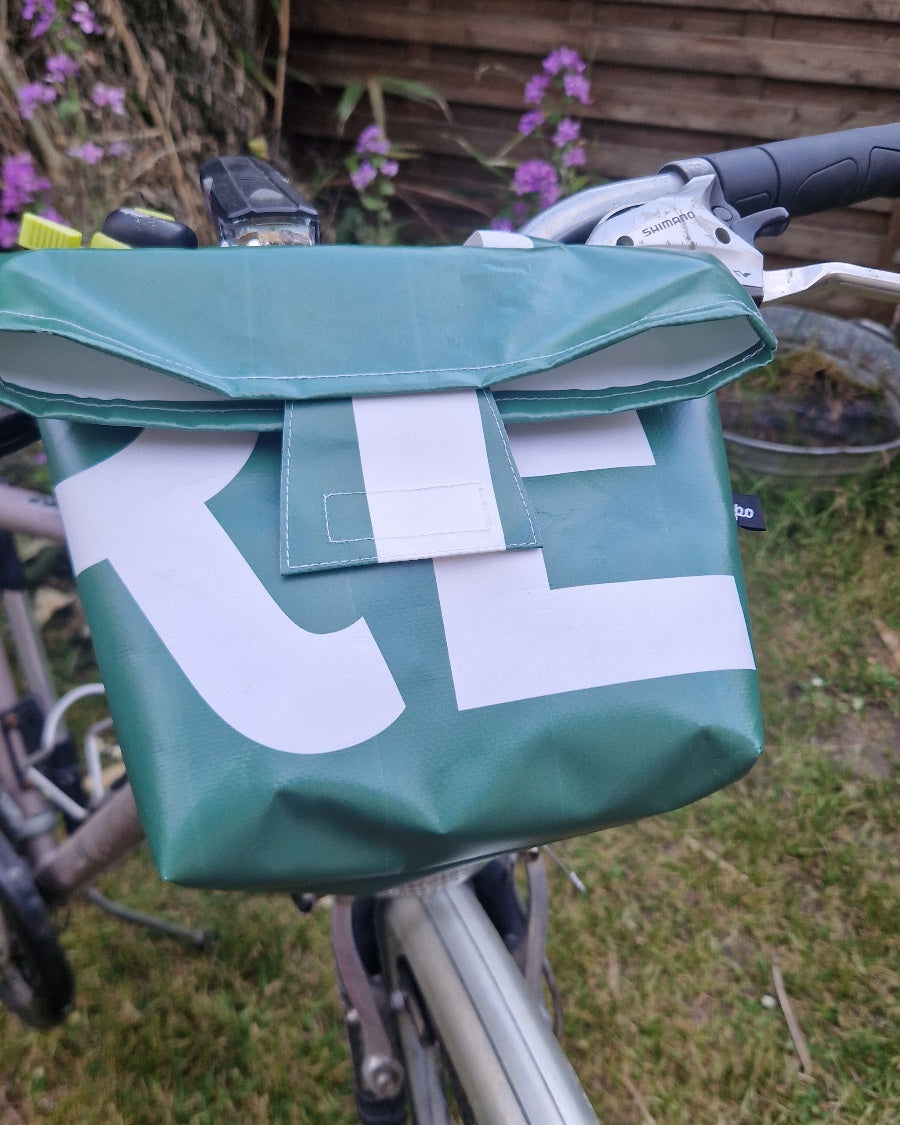 Pochette à vélo en bâche upcyclée vert