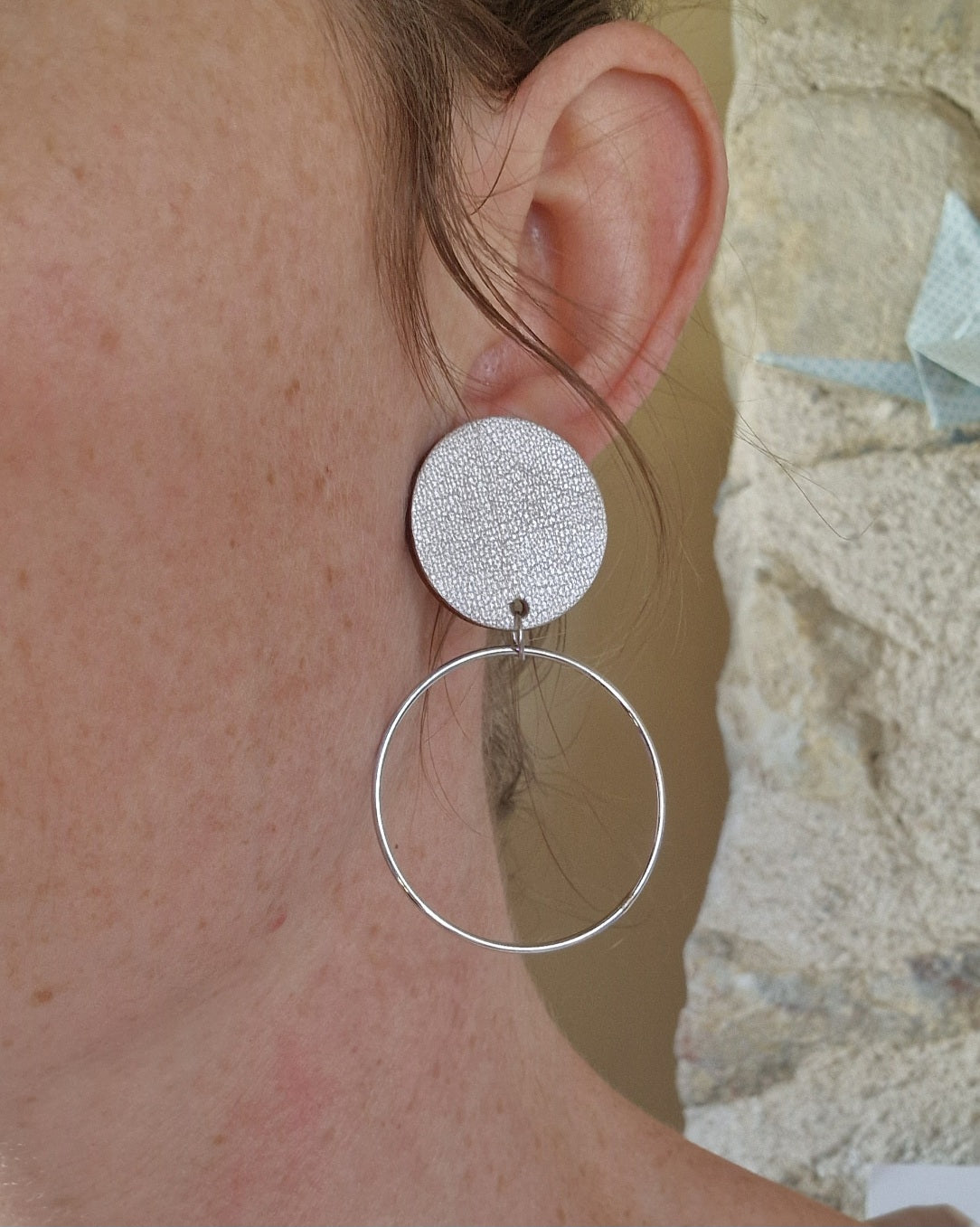 Boucles d’oreille puces en cuir nacre