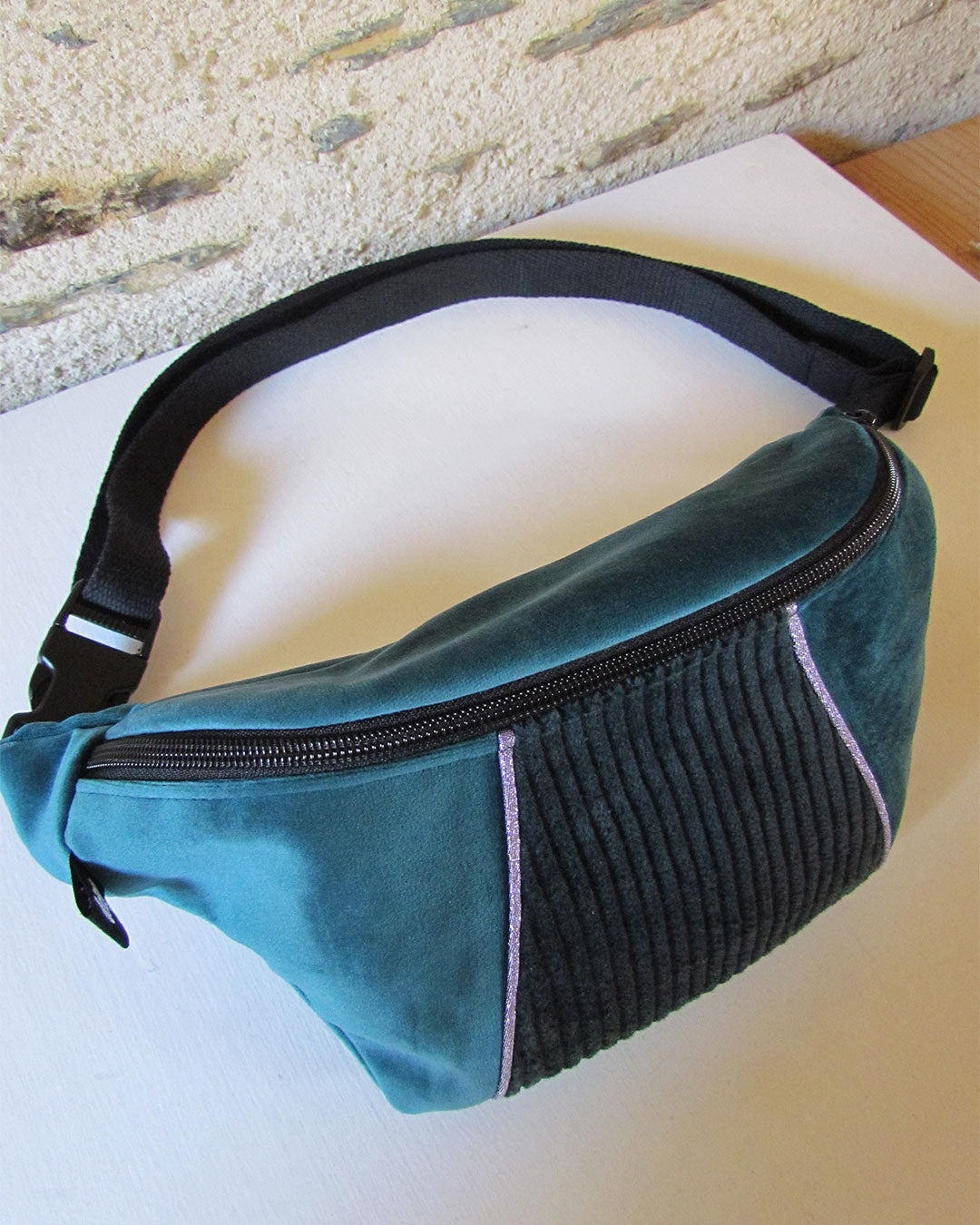 Sac banane upcyclé bleu marine en velours / Dopo