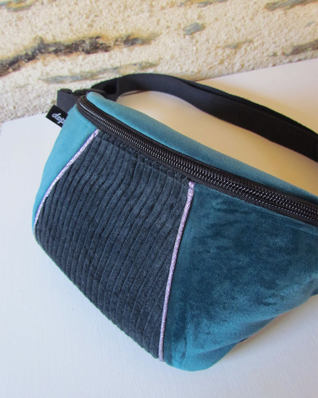 Sac banane upcyclé bleu marine en velours / Dopo