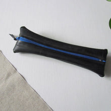 Charger l&#39;image dans la galerie, Trousse à stylos en chambre à air recyclée zip bleu