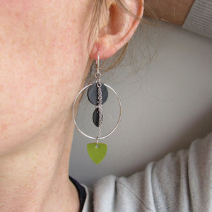 Boucles d'oreille pendantes légères écoresponsable argent et noir avec une touche de vert prairie