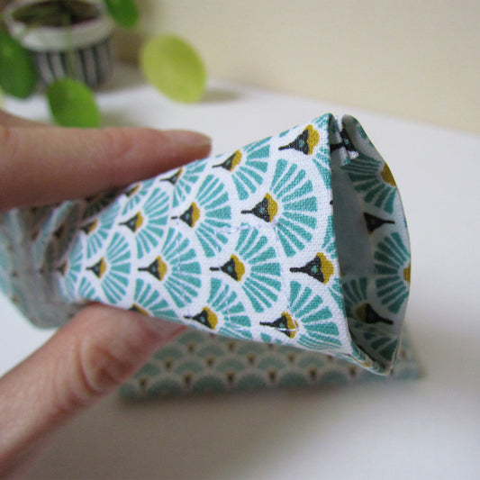 Une pochette à savon et l'étui à brosse à dent assortis 4 coloris au choix